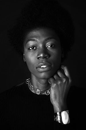 Black & white portrait: Young woman (afro) ,hand on chin (pensive)